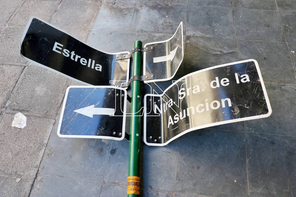 Señalizaciones y vallados de construcción sirvieron de escudo durante en el enfrentamiento. Foto: Nadia Monges.