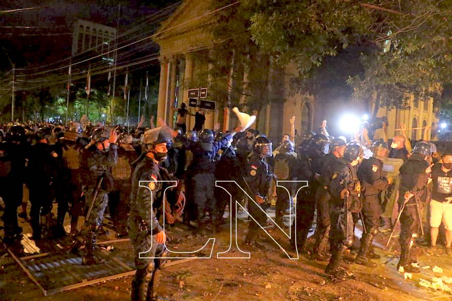 Miles de personas salieron a las calles para manifestarse contra el Gobierno durante la tarde-noche del viernes. Foto: Néstor Soto.