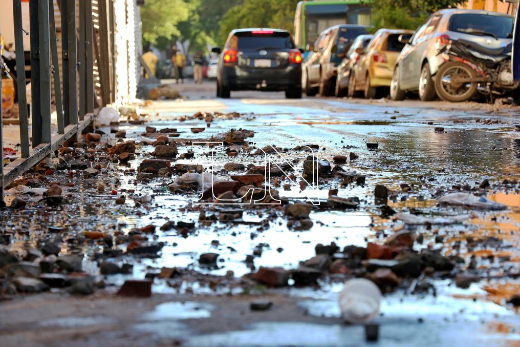 Escombros y piedras de obras de construcción del microcentro sirvieron como balas para los grupos antagónicos que se hicieron pasar de manifestantes en la movilización. Foto: Nadia Monges.