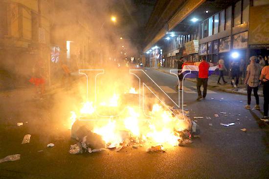 Los manifestantes causaron destrozos en los alrededores del Congreso Nacional. Foto: Cristóbal Núñez.