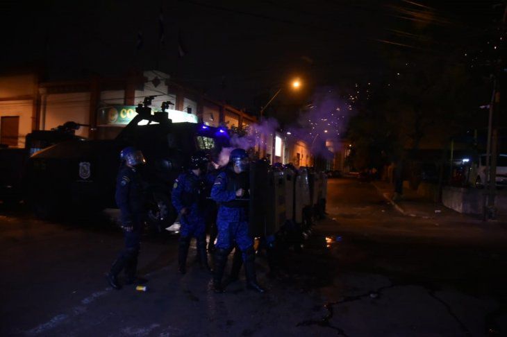 Los efectivos policiales empezaron a reprimir violentamente a los manifestantes. Los efectivos policiales empezaron a reprimir violentamente a los manifestantes.