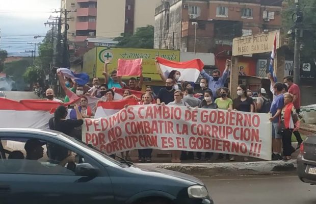 Paraguay. Pueblada general: Decenas de miles de manifestantes repudianen las calles al gobierno corrupto de Abdó Benítez / Fuerte represión y activa resistencia que llegó a rebasar a la policía obligándolos a alzar bandera blanca