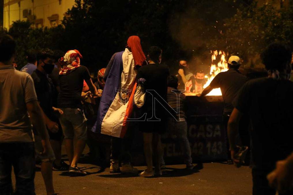 La reacción policial de forma bruta y violenta provocó mayores incidentes en la manifestación. Foto: Cristóbal Núñez.
