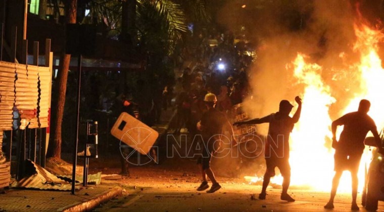 Incidentes sobre la calle Palma. Foto: Néstor Soto (La Nación).