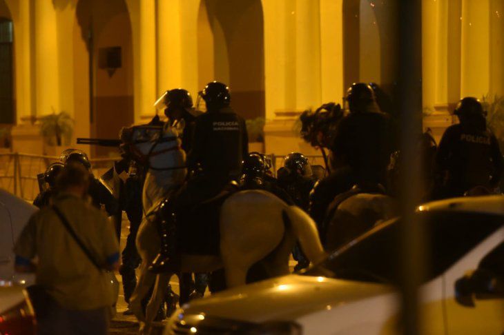 La montada y los antimotines empezaron a reprimir apenas comenzaron los disturbios.