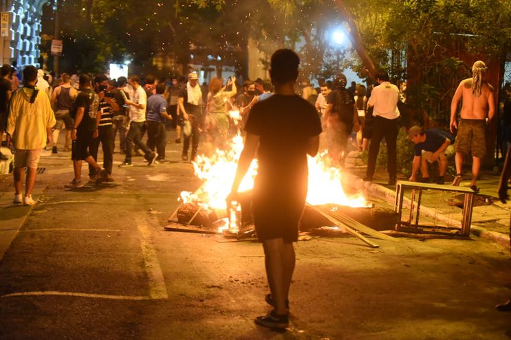 Barricada en calle de Asunción.