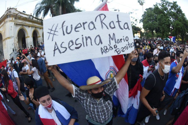 Los manifestantes pidieron la renuncia del presidente Mario Abdo BenÃtez.