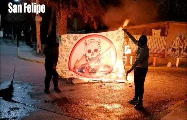 Chile. Jornadas de movilización popular contra la dictadura de Piñera /Barricadas y enfrentamiento con los carabineros