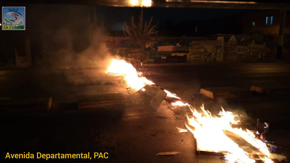 Puede ser una imagen de fuego y al aire libre