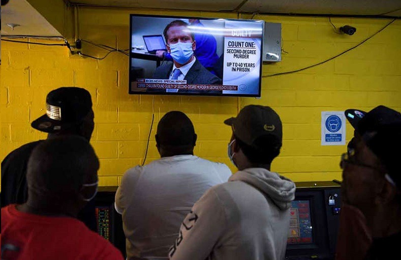 Millones de estadounidenses, entre ellos, el presidente Joe Biden y la vicepresidenta, Kamala Harris, esperaron por las pantallas de la televisión el veredicto del caso de George Floyd, al seguir cada instante del juicio, en el que se juzgó al responsable de uno de los crímenes más violentos de la historia reciente de los Estados Unidos, el cual estremeció al país durante varias semanas de protestas. Millones de estadounidenses, entre ellos, el presidente Joe Biden y la vicepresidenta, Kamala Harris, esperaron por las pantallas de la televisión el veredicto del caso de George Floyd, al seguir cada instante del juicio, en el que se juzgó al responsable de uno de los crímenes más violentos de la historia reciente de los Estados Unidos, el cual estremeció al país durante varias semanas de protestas.