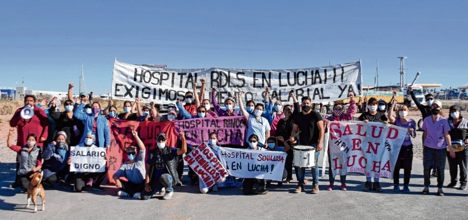 Puede ser una imagen de una o varias personas, personas de pie y al aire libre