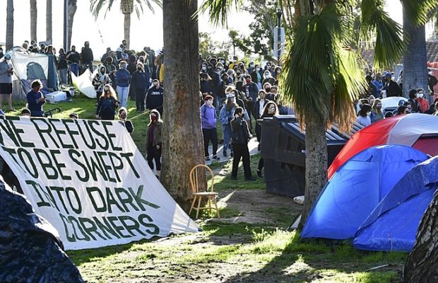 Estados Unidos. Personas en situación de calle son expulsadas de zona privilegiada