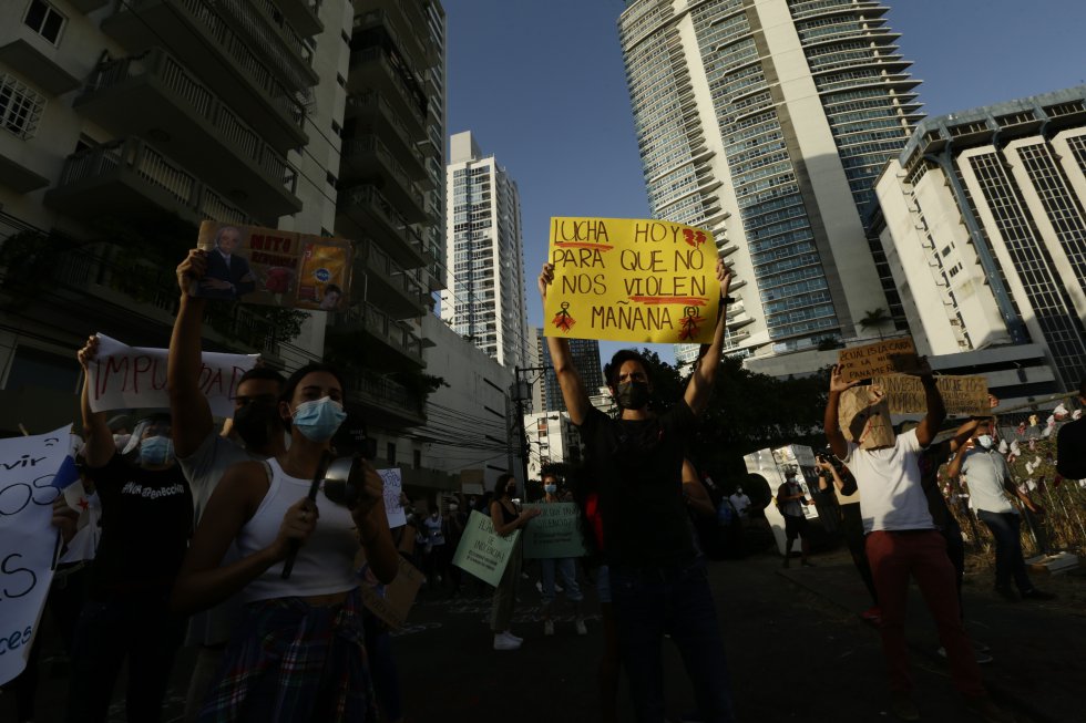 En febrero de 2021, cientos de personas exigieron a golpe de cacerolas y con pancartas que se investigaran a los involucrados en los abusos contra infantes y adolescentes.
