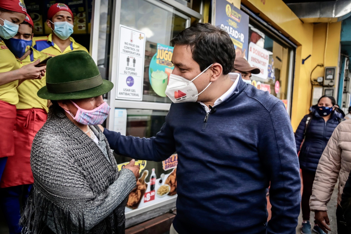 Puede ser una imagen de 1 persona y de pie