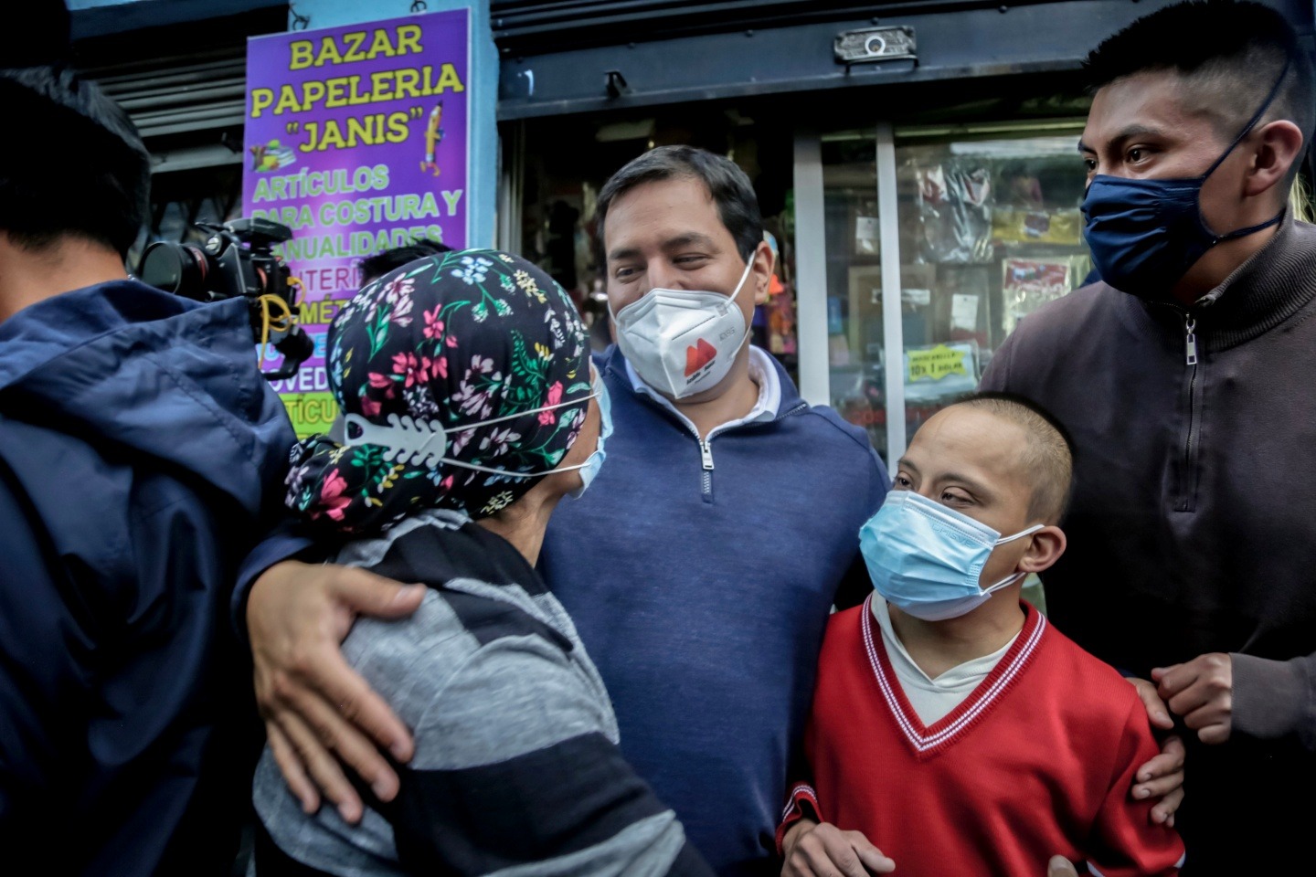 Puede ser una imagen de niÃ±os y de pie