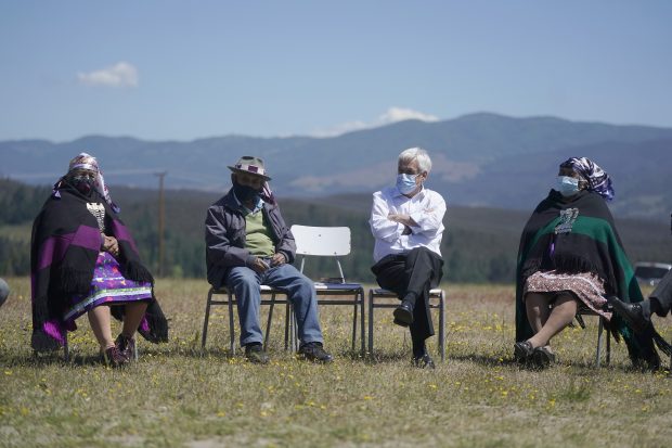 En su visita a La Araucan&iacute;a en noviembre de 2019, el presidente Sebasti&aacute;n Pi&ntilde;era junto al ministro Rodrigo Delgado se reunieron con una comunidad mapuche en Los Sauces, Angol. Foto: Presidencia.