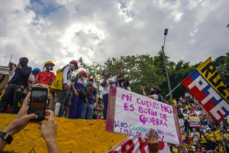 Puede ser una imagen de una o varias personas, personas de pie y al aire libre