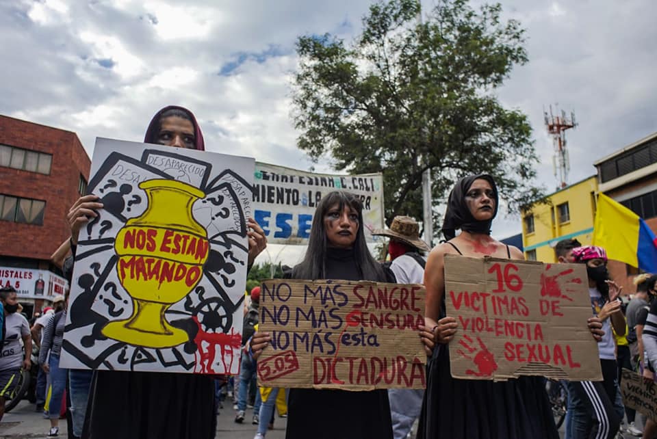 Puede ser una imagen de 2 personas, personas de pie y al aire libre