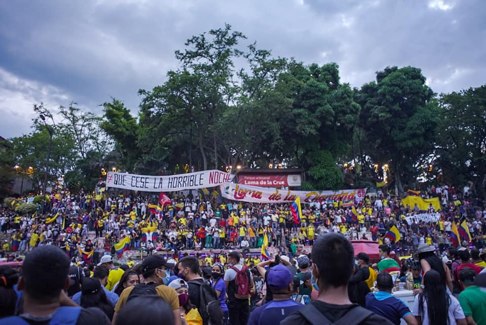 Puede ser una imagen de una o varias personas, personas de pie, multitud y al aire libre