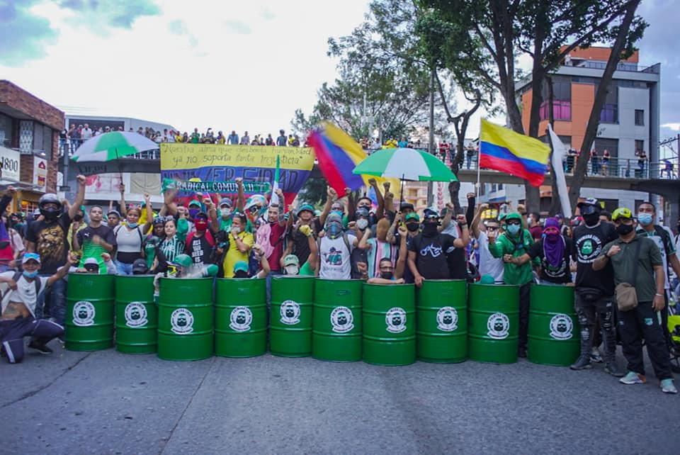 Puede ser una imagen de una o varias personas, personas de pie y al aire libre