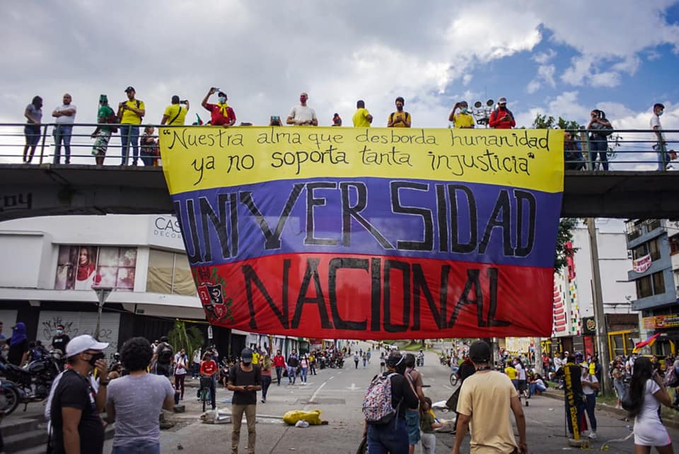 Puede ser una imagen de una o varias personas, personas caminando, personas de pie, multitud y al aire libre