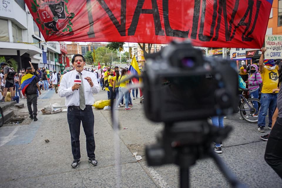 Puede ser una imagen de 1 persona, de pie y al aire libre