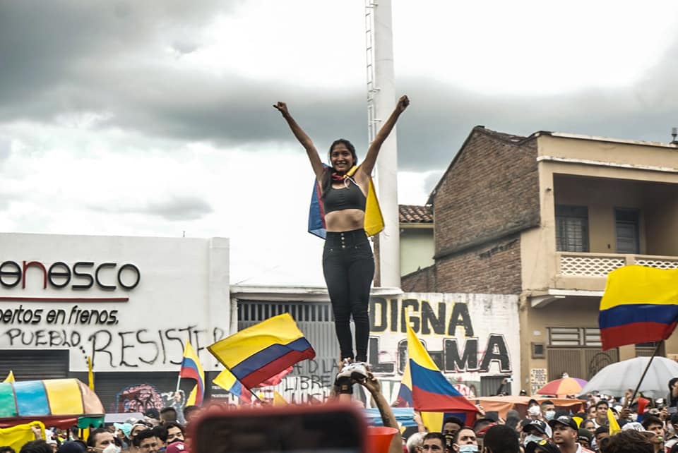 Puede ser una imagen de 2 personas, personas de pie y al aire libre