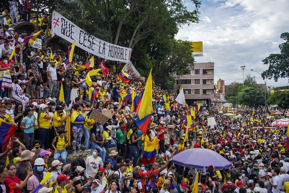 Puede ser una imagen de 3 personas, personas de pie, multitud y al aire libre
