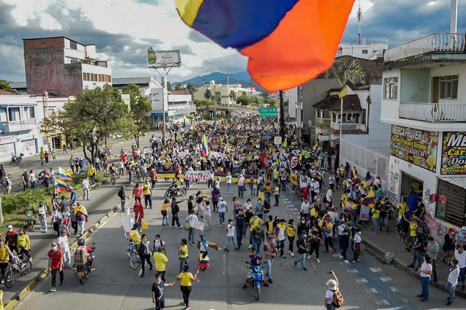 Puede ser una imagen de una o varias personas, personas de pie, carretera y multitud