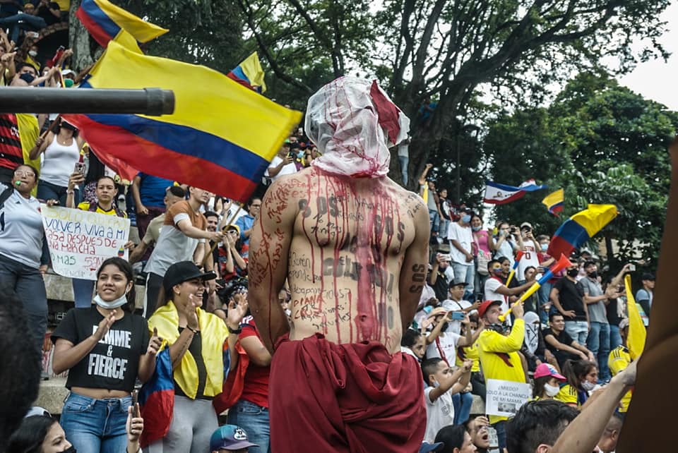 Puede ser una imagen de 3 personas, personas de pie, multitud y al aire libre