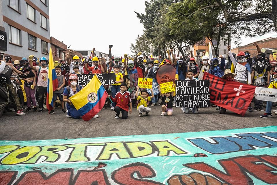 Puede ser una imagen de una o varias personas, personas de pie y al aire libre