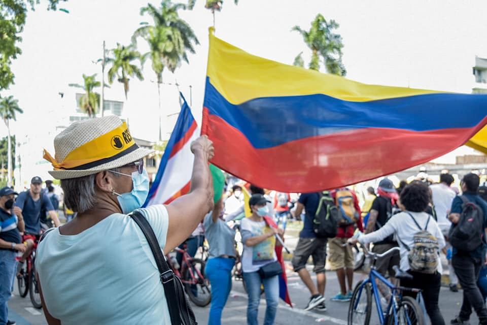 Puede ser una imagen de una o varias personas, personas de pie y al aire libre
