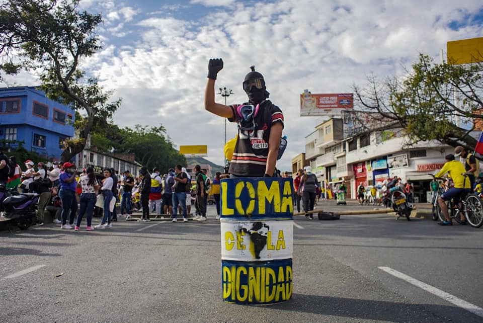 Puede ser una imagen de una o varias personas, personas de pie y al aire libre