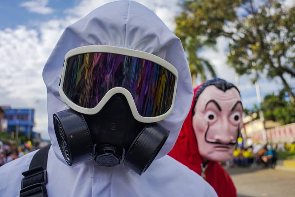 Puede ser una imagen de una o varias personas y al aire libre