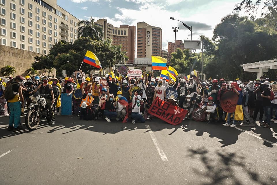Puede ser una imagen de una o varias personas, personas de pie, carretera y multitud