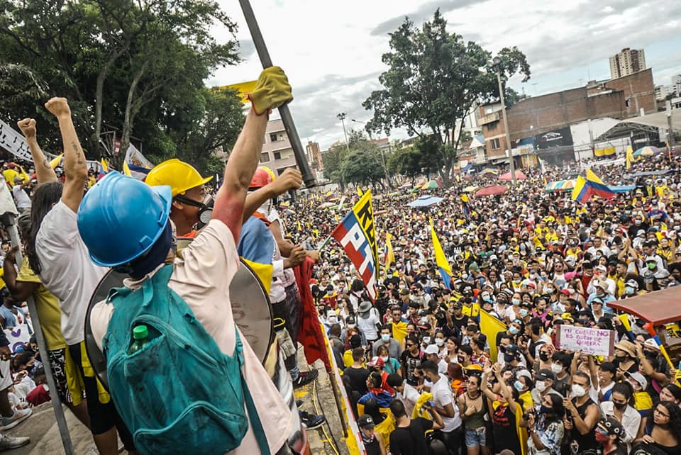 Puede ser una imagen de una o varias personas, personas de pie, multitud y al aire libre