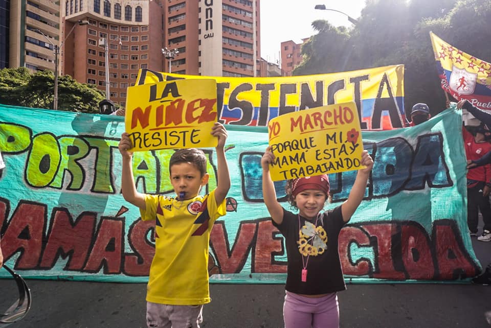 Puede ser una imagen de 2 personas, personas de pie y al aire libre