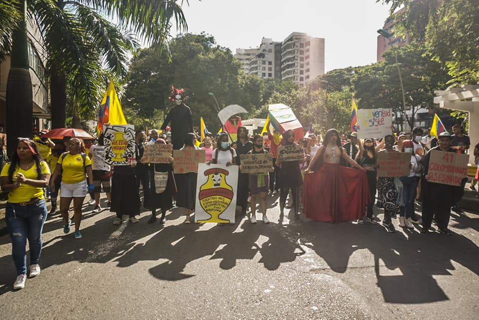 Puede ser una imagen de 1 persona, de pie y carretera