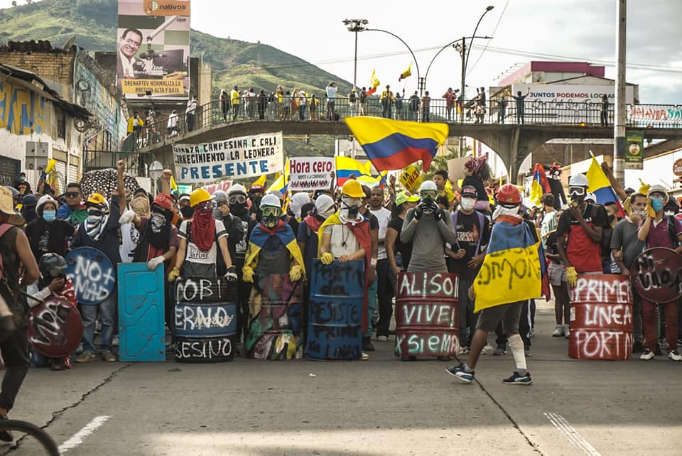 Puede ser una imagen de una o varias personas, personas caminando, personas de pie, multitud y carretera