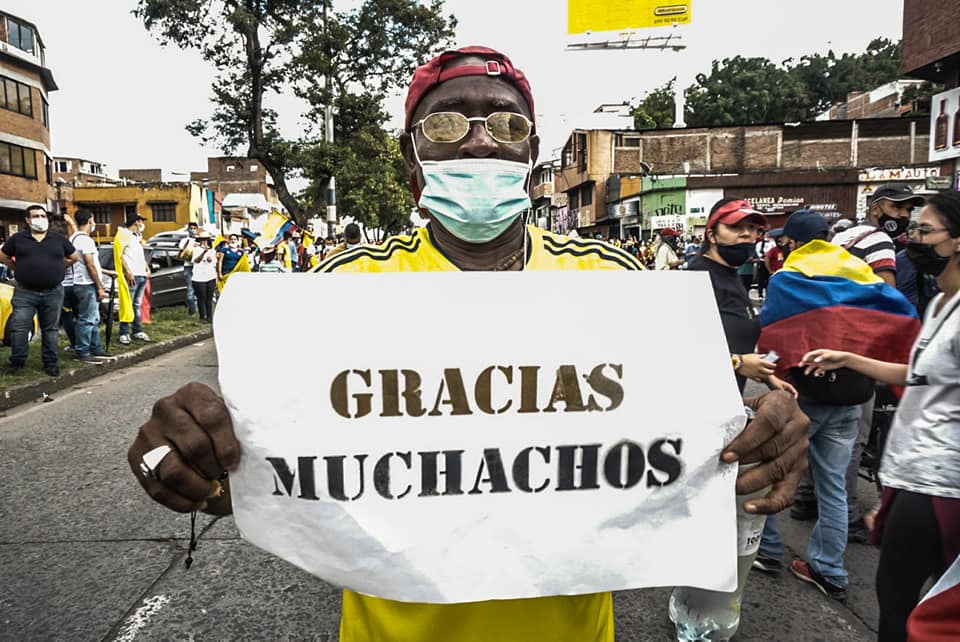 Puede ser una imagen de una o varias personas, personas de pie, al aire libre y texto que dice "TMAA GRACIAS MUCHACHOS"