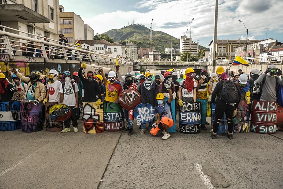 Puede ser una imagen de una o varias personas, personas de pie y al aire libre