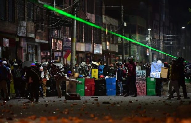 Colombia. Denuncian que el ESMAD atacó a las “mamás de la primera línea” del paro en Bogotá