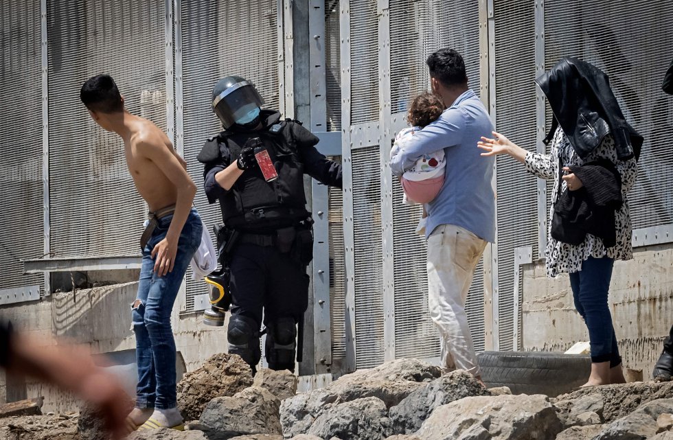 La polic&iacute;a espa&ntilde;ola intenta dispersar a los migrantes en la frontera entre Marruecos y el enclave espa&ntilde;ol de Ceuta.  