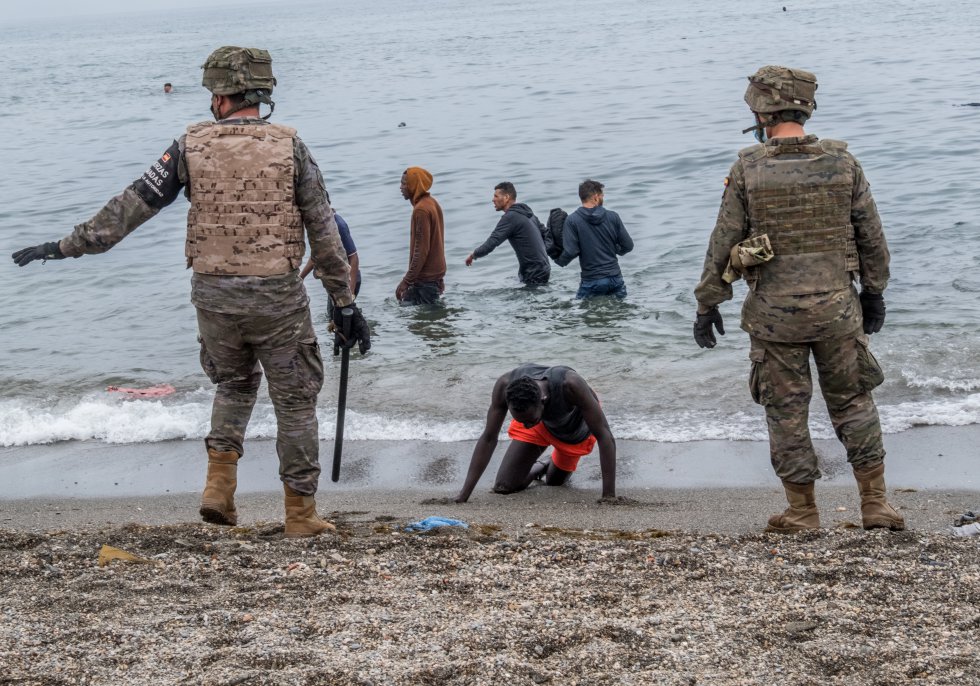 Un hombre llega a la playa mientras el Ej&eacute;rcito acordona la zona, este martes.
