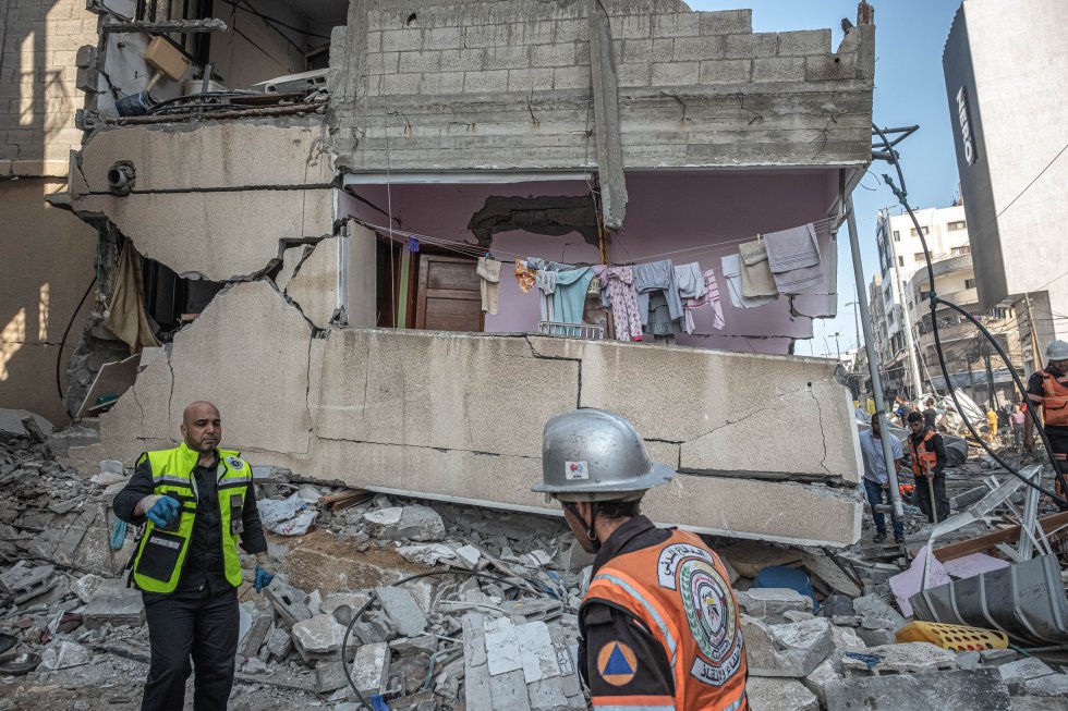 Edificio colapsado en Gaza tras el bombardeo de este domingo. La escalada bélica se ha cobrado ya la vida de al menos 181 personas en Gaza (incluidos 52 niños y 31 mujeres), y causado 1.200 heridos. También han fallecido otras 10 personas en Israel (entre ellos dos menores), y otras 200 han resultado heridas.