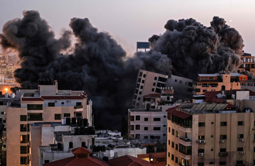 La ofensiva israel&Atilde;&shy; ha causado heridas a otras 296 personas. En la imagen, columnas de humo tras un ataque a&Atilde;&copy;reo israel&Atilde;&shy; contra el compleo de Hanadi, en la ciudad de Gaza, controlado por el movimiento Hamas.