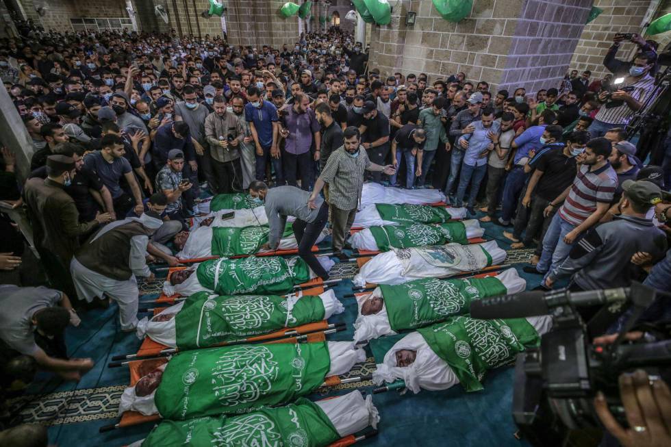 Funeral de 15 palestinos que murieron en un ataque a&Atilde;&copy;reo de las fuerzas israel&Atilde;&shy;es, el jueves en Gaza.
