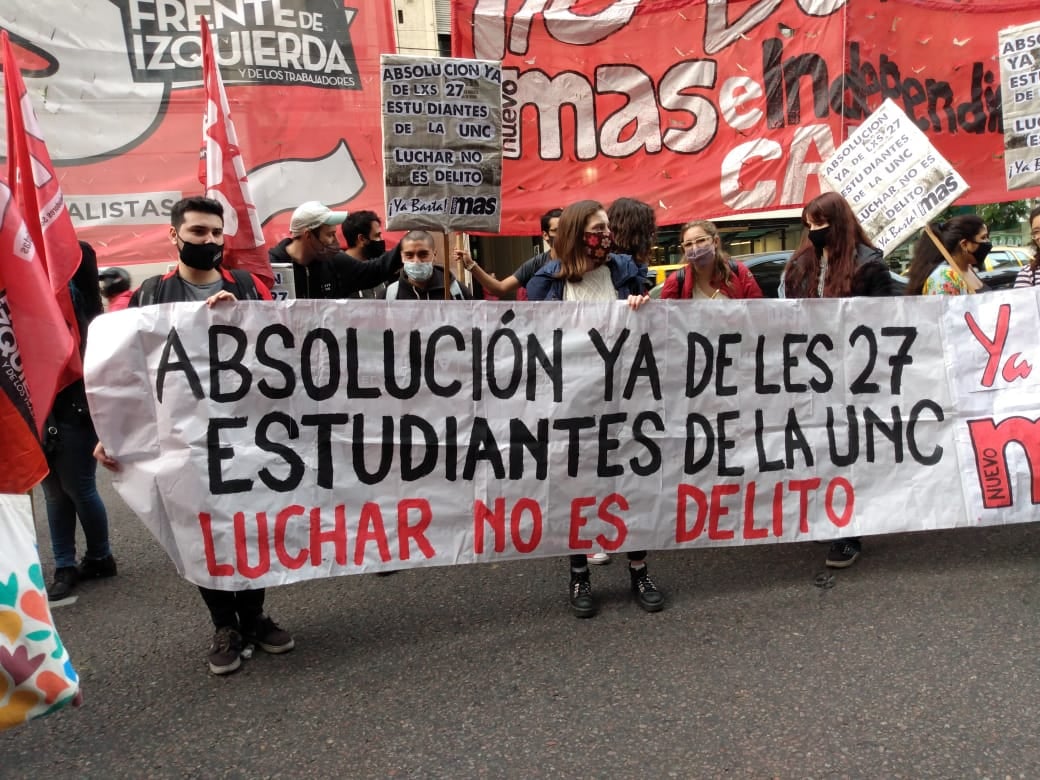 Puede ser una imagen de 2 personas, personas de pie y al aire libre