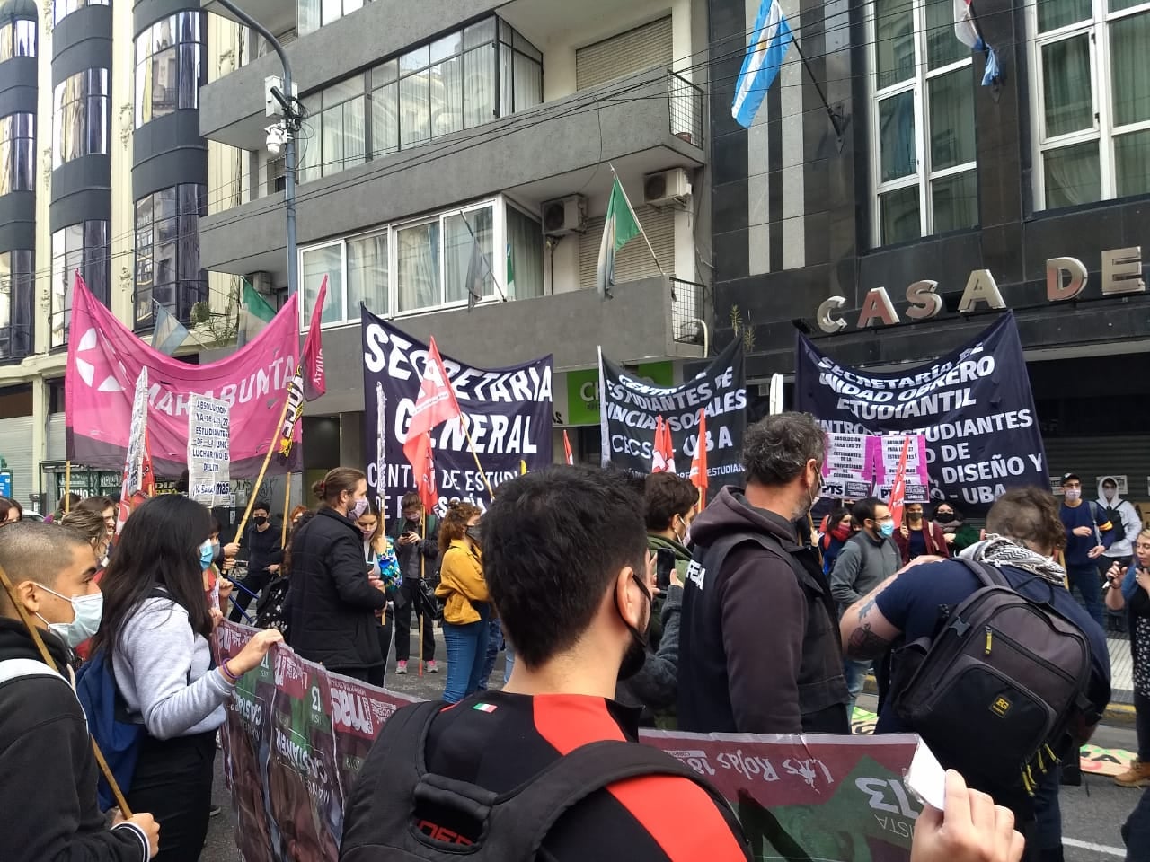 Puede ser una imagen de una o varias personas, personas de pie, multitud y al aire libre