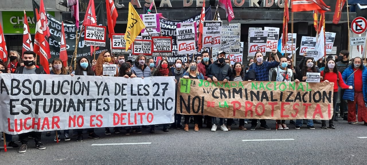 Puede ser una imagen de 1 persona, de pie y al aire libre